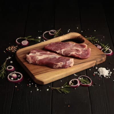 Гурме-дъска-за-сервиране аранжирана с месо и мезета и лук